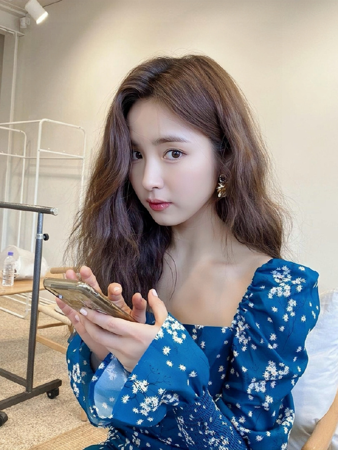 韩星申世景,露肩连衣裙气质优雅,获韩网友留言称赞