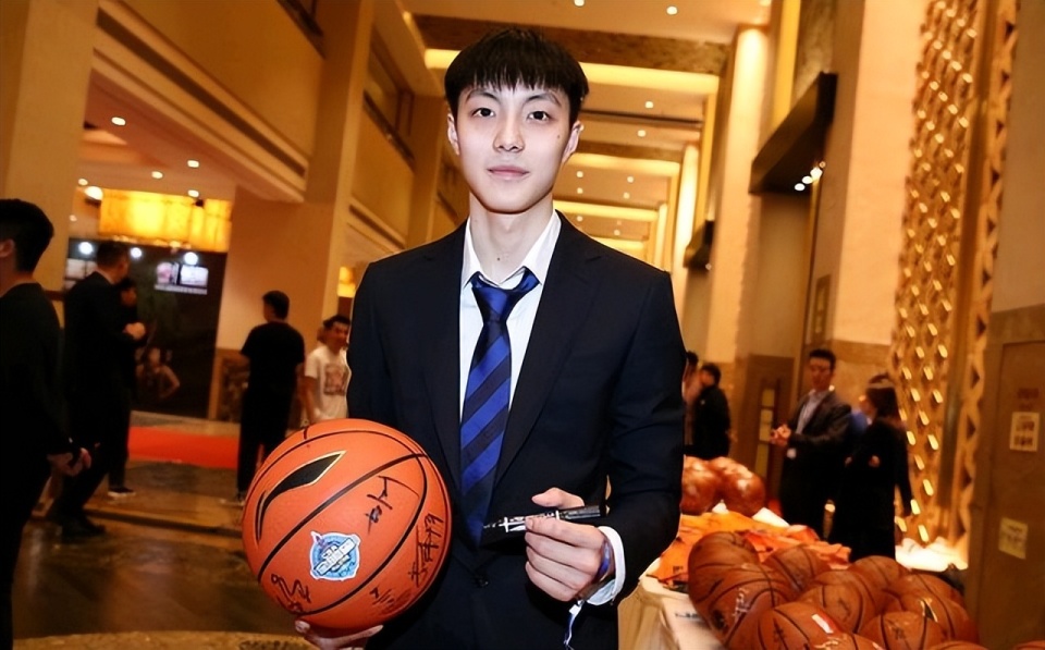 胡明轩的气质和样貌,给人更多的感觉是"白面书生","白马银枪",突出的