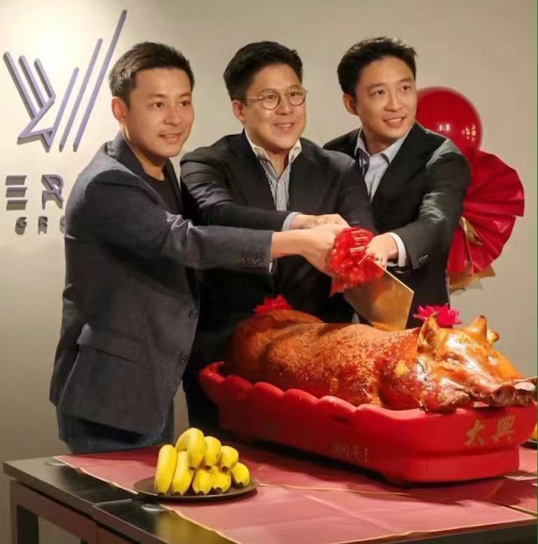 霍启刚三兄弟罕见同框,兄弟关系和谐,小弟霍启仁将明年举行婚礼