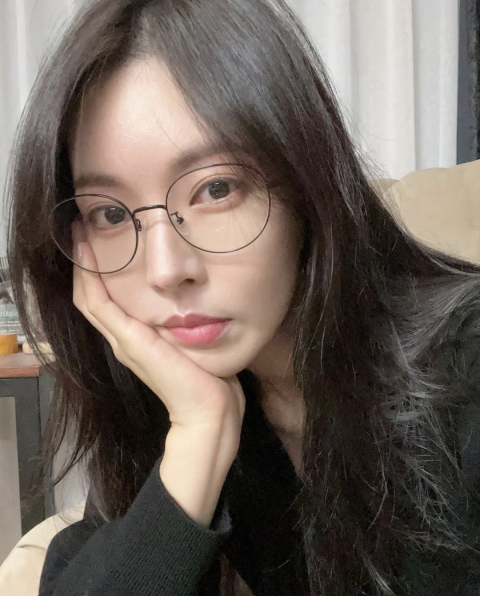 金素妍淡妆长发配圆框眼镜秀童颜40多岁依旧美貌不减