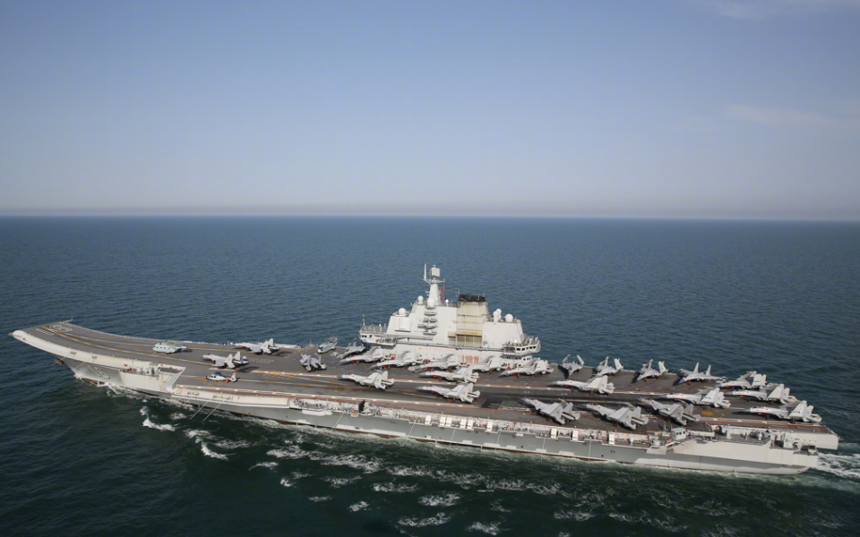 辽宁号航母可以搭载24架中国国产的歼-15双发重型舰载战斗机,4～5架直