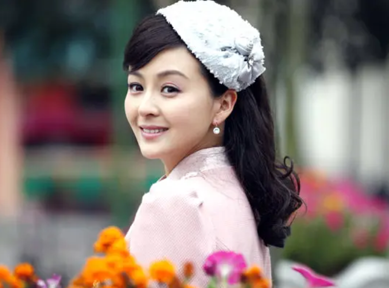 戴娇倩祖孙三代上海过年,女儿穿唐装很可爱,神秘富商老公罕现身