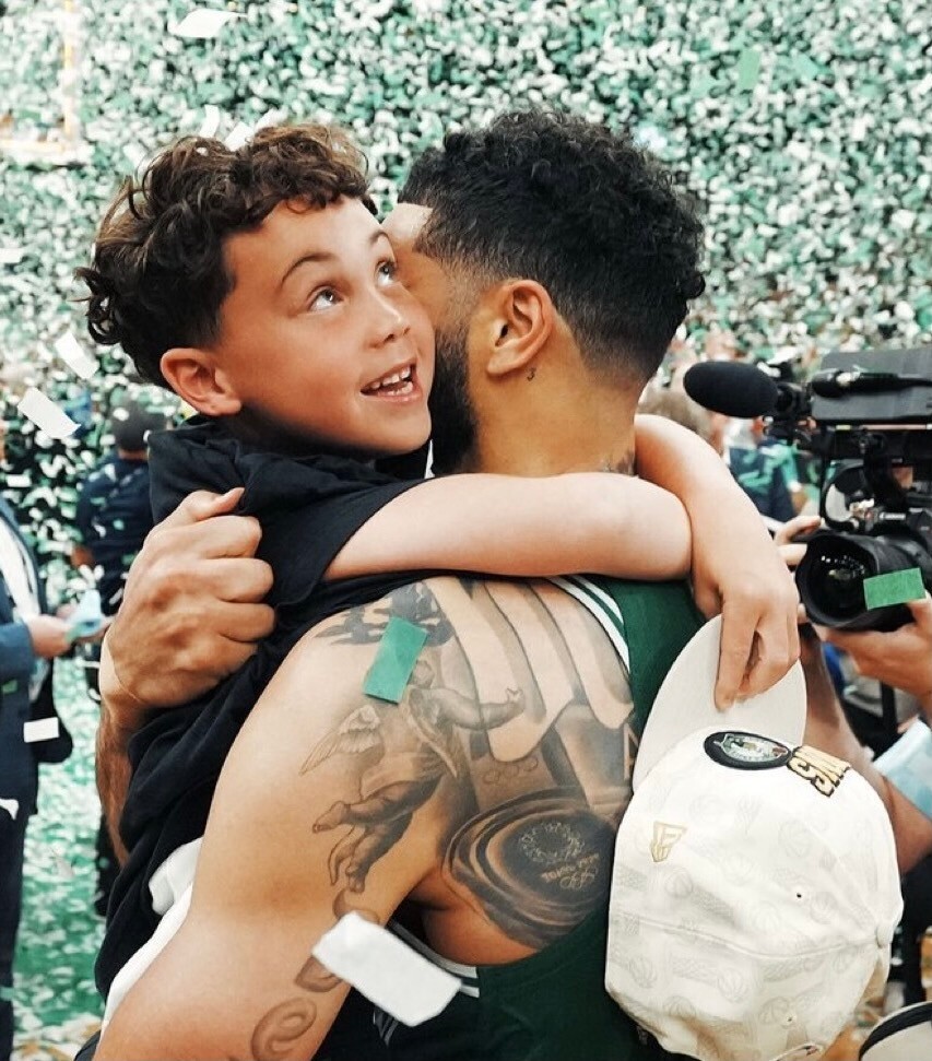 塔图姆夺冠无缘fmvp 儿子冲上前拥抱安慰 豪言爸爸世界最强