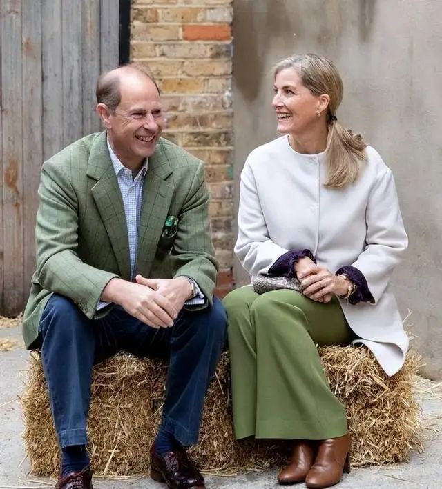 爱德华王子还在躺赢!妻子索菲人气逆袭,成新任王室时尚标杆_腾讯新闻