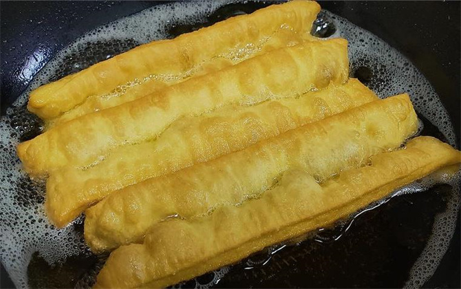 早餐店的油条配方做法建议收藏让你在家也能做出酥脆大油条
