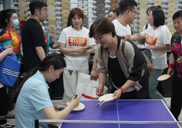 李晓霞长发披肩素颜出镜!穿着简单声音温柔,张怡宁再指导青少年