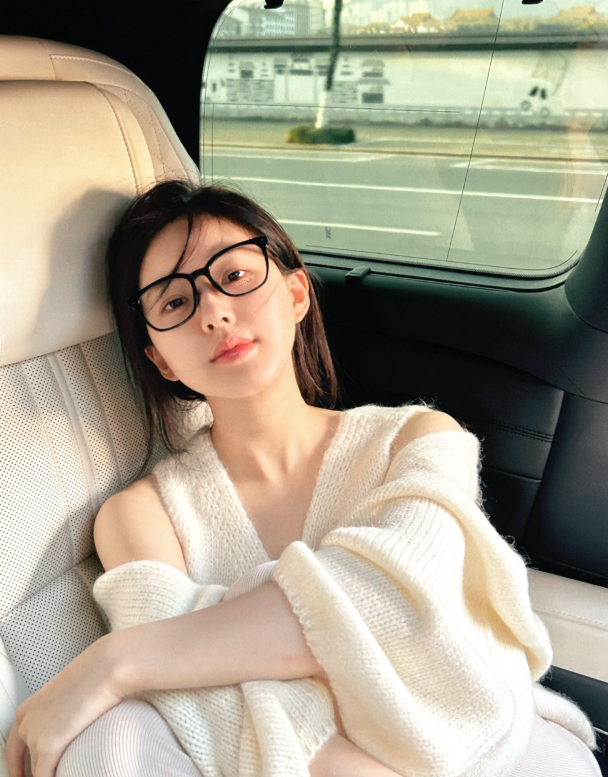 "赵露思"晒素颜自拍,皮肤状态超好,姐姐也太漂亮了吧!_腾讯新闻