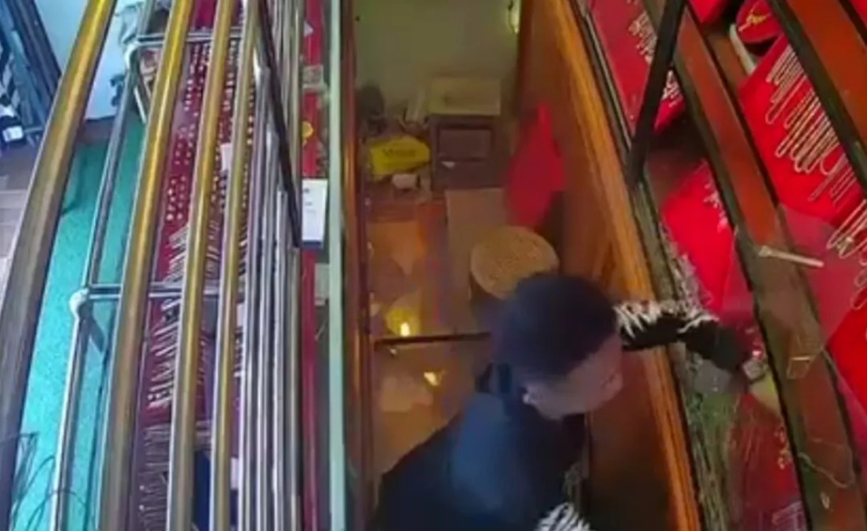 劫匪冲进来就开枪扫射缅甸孟阳一家金店被抢1名女性中弹死亡
