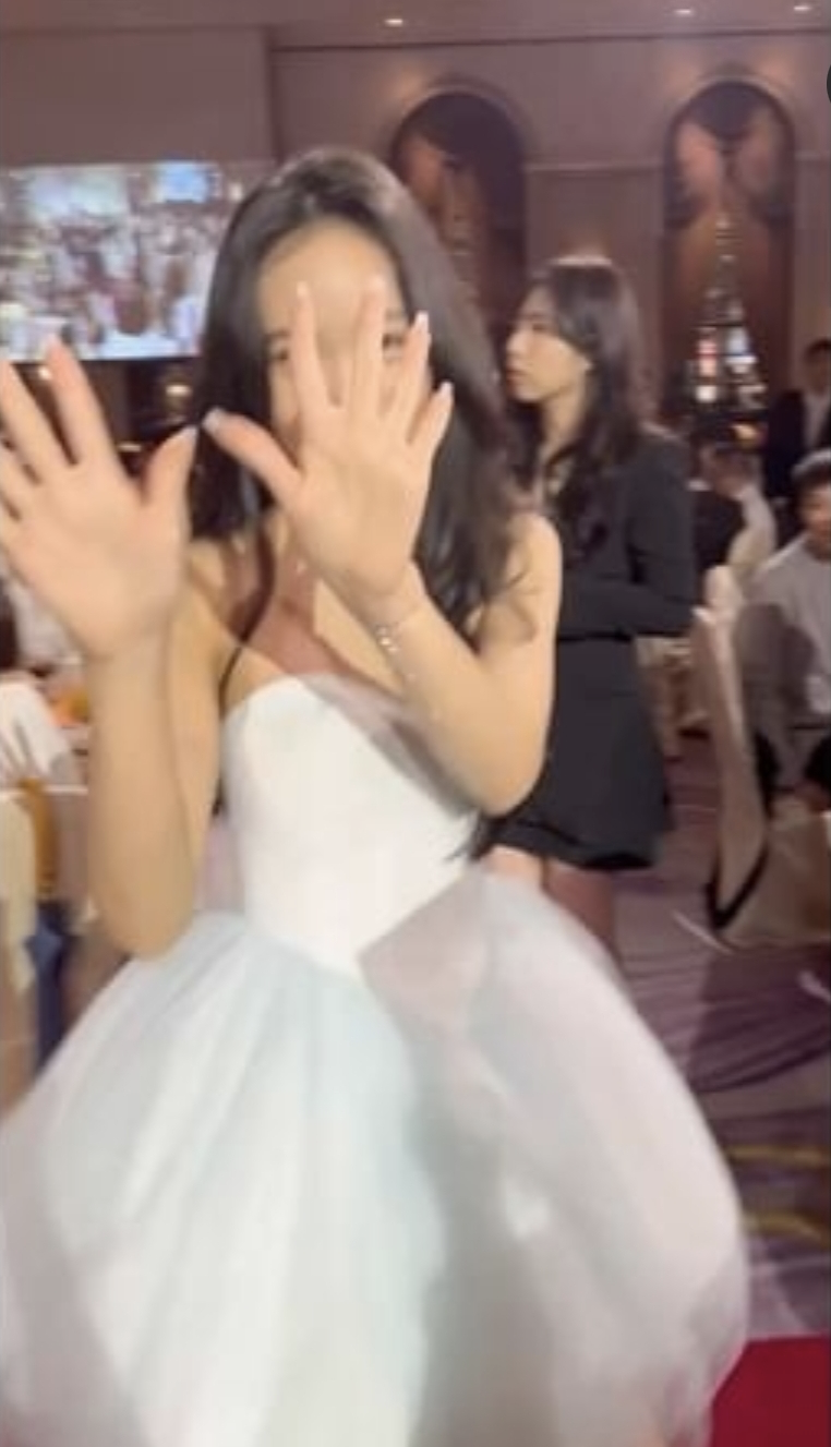小S参加二女儿毕业聚会，Lily穿露肩裙女神范儿十足，母女同框似姐妹(小s女儿有多大)
