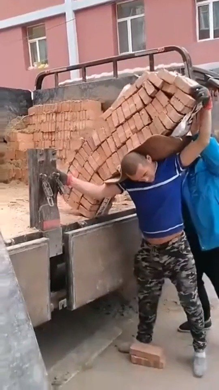 孔乙己的长衫:寒窗苦读20年,放弃白领工作,转做体力活