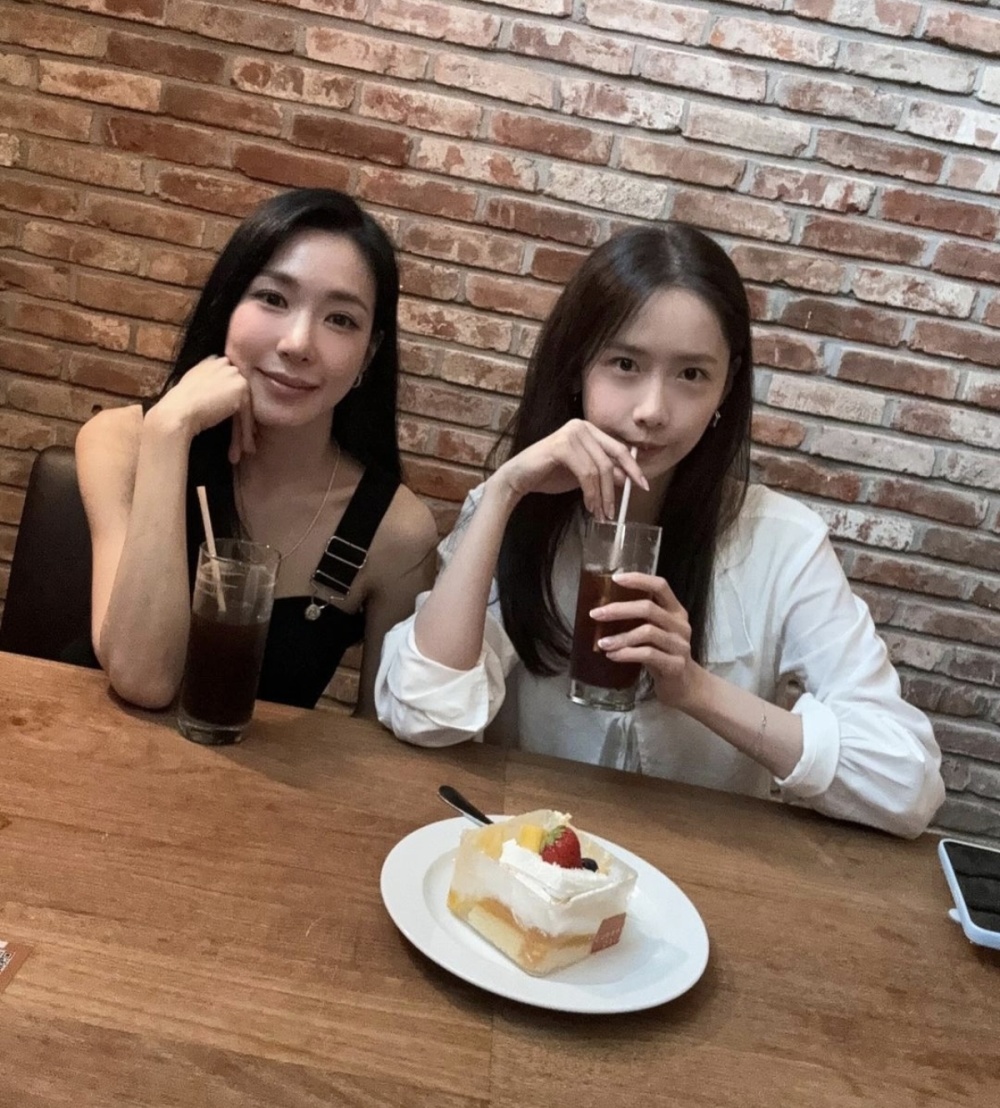 林允儿tiffany赠送花束,手捧鲜花的黄政民,露出灿烂笑容
