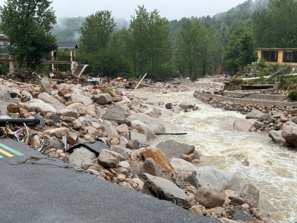 河南西峡山洪八人被困,亲历者:路被冲断,车被冲走
