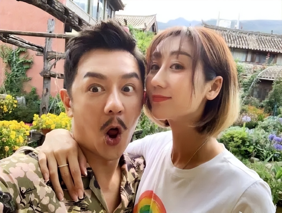 陈浩民妻子祝福高考学子,穿透视裙超短裤露大长腿,网友:故意的