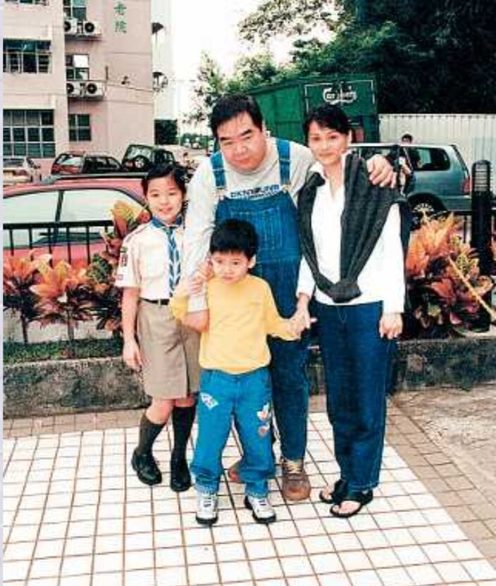 影帝郑则仕73岁生日群星到贺,太太朴素现身,曾欠债千万共度难关