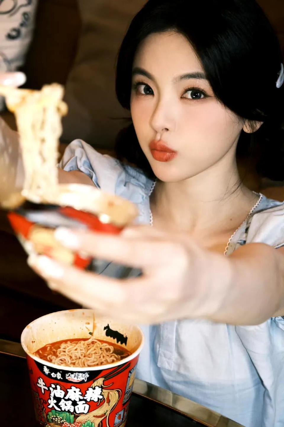 女演员长相很重要,《墨雨云间》杨超越出场白衣素缟惊艳观众