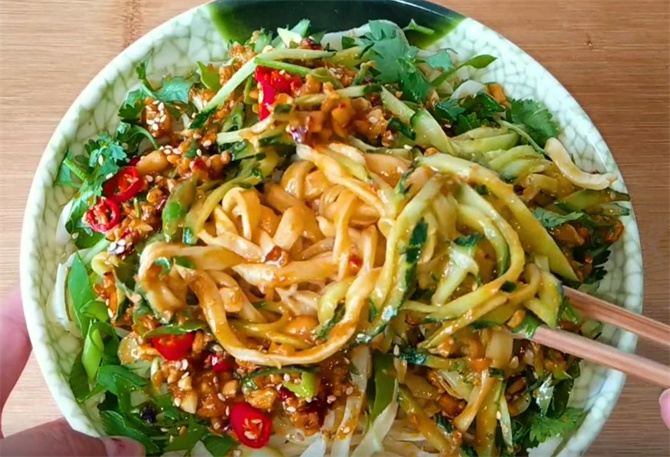 凉拌手擀面,手工碱水面条爽滑劲道,独家秘制料汁,让你胃口大开