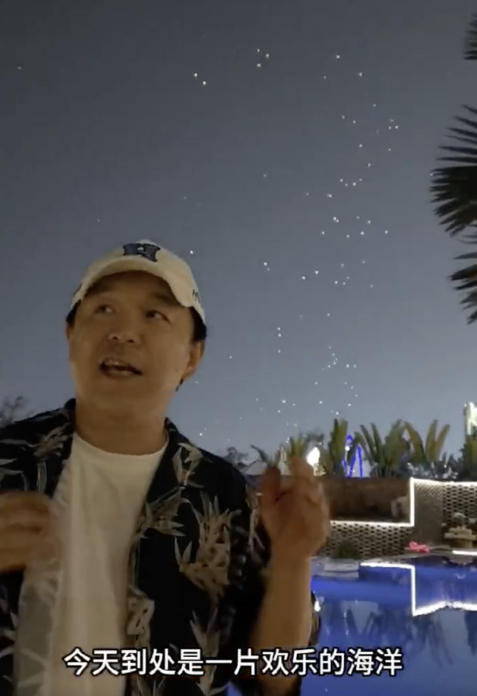 别关心黄子韬了,快看看49岁黄渤吧,被一大盆子水浇下来太惨_腾讯新闻