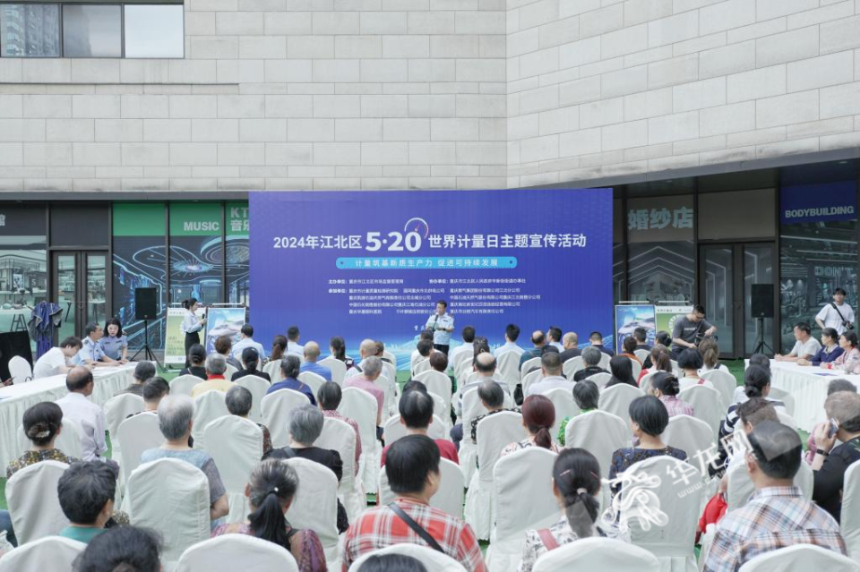 活动现场,工作人员通过设立咨询服务台,悬挂横幅,发放宣传资料等形式