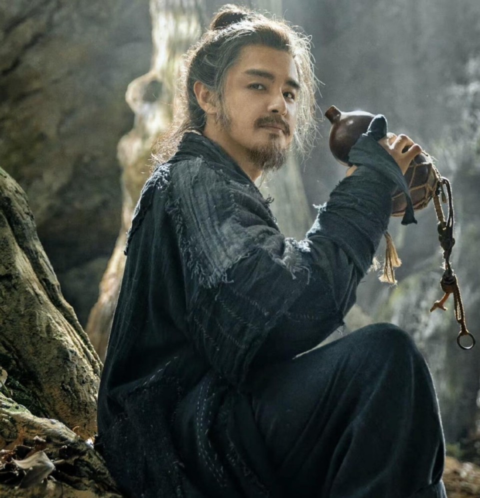 明道则是穿着破布衣衫,拿着葫芦酒壶,就算发间添了几缕银丝,感觉也无