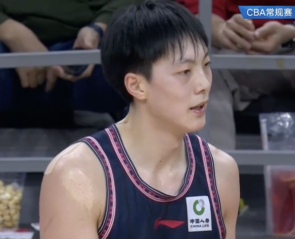 中国篮球未来希望胡明轩6记三分轰245赵继伟被打到黑脸