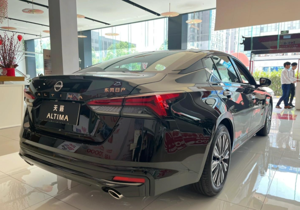 东风日产天籁黑金版,质感显精致,2.0l动力,舒适配置下放_腾讯新闻