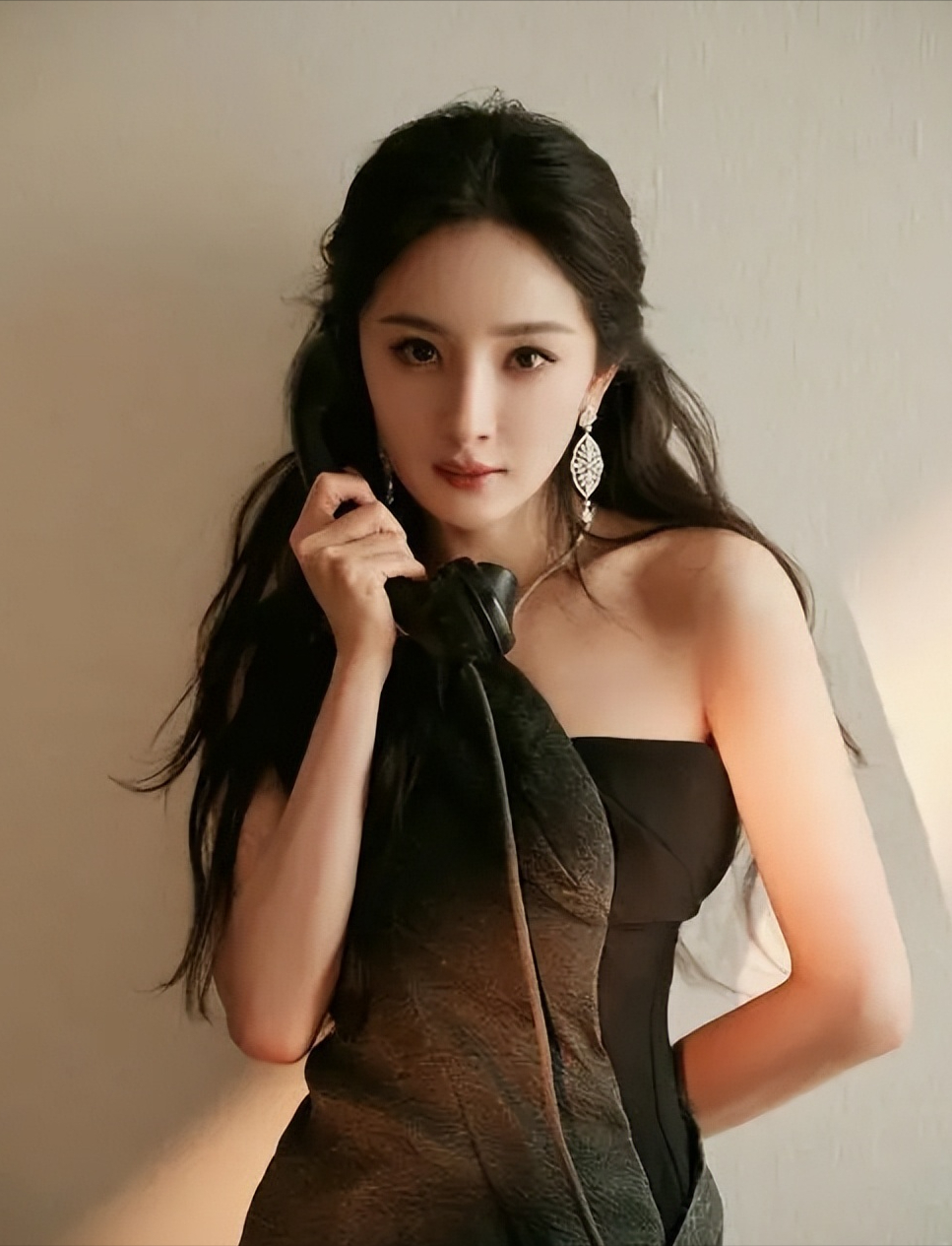 为了热度和票房,让导演请杨幂演《酱园弄》?45岁章子怡回应了