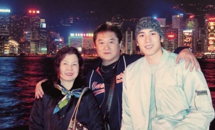 高以翔在内地参加某真人秀节目时突发心脏疾病,倒在了现场的一处花坛