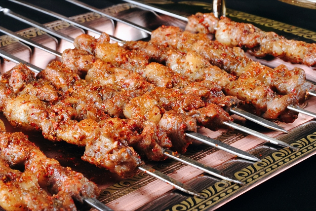 烧烤旺季到来跌至12元一斤今年能实现羊肉串自由吗