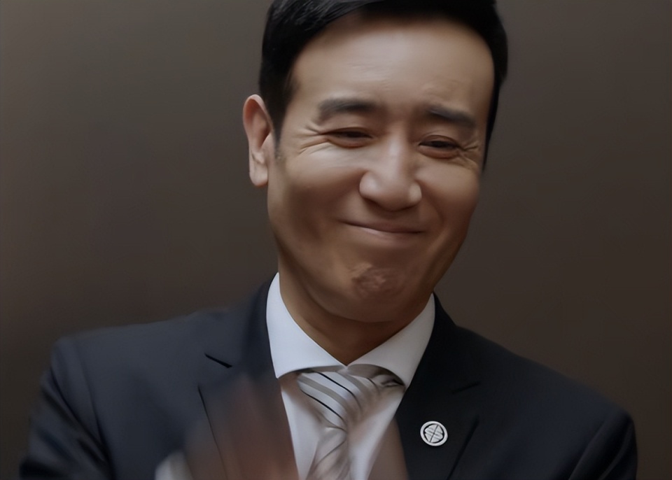 "光是一个表情就能让人不寒而栗,带着笑的眼中仿佛藏着刀子一样直直的