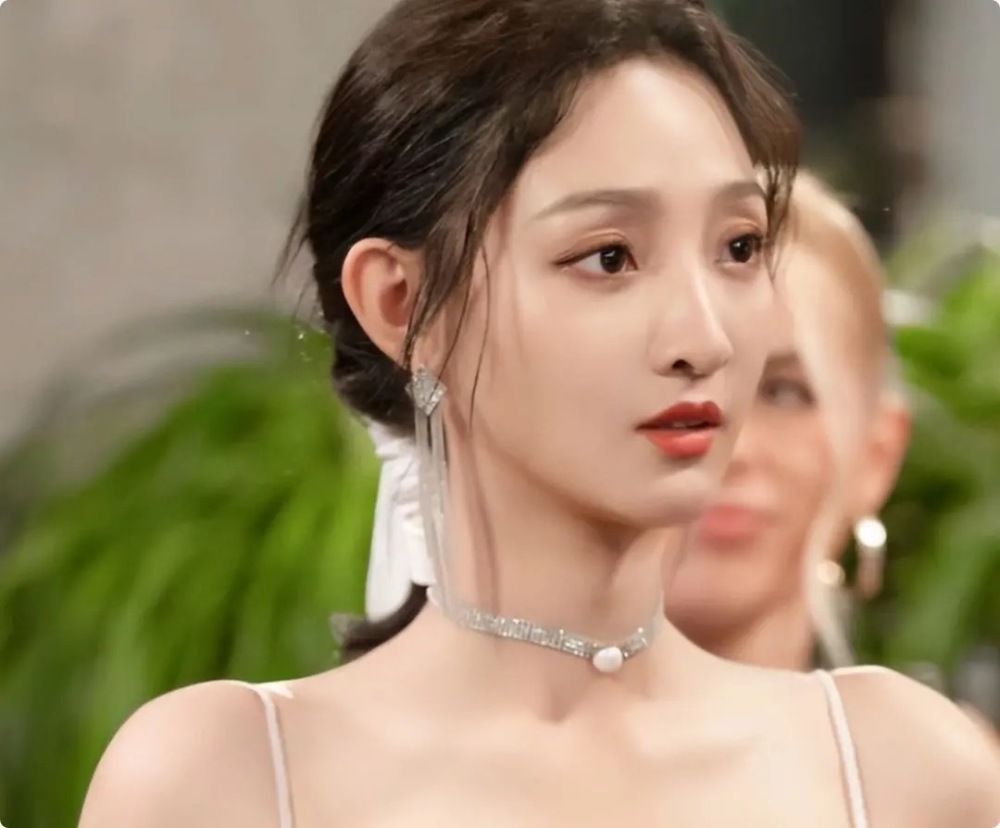 扮演者李羽彤造型虽然不雷人,但脸和李沁一样涂黑了.