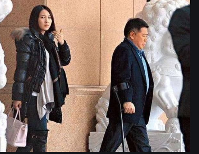 黎姿马廷强庆祝结婚14周年,男方送花表爱意,女方感恩成为一家人