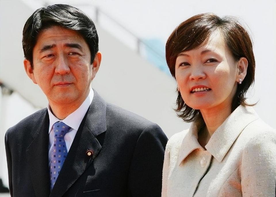 安倍晋三遇刺:妻子站在墓地前面露微笑,墓碑只刻着五,