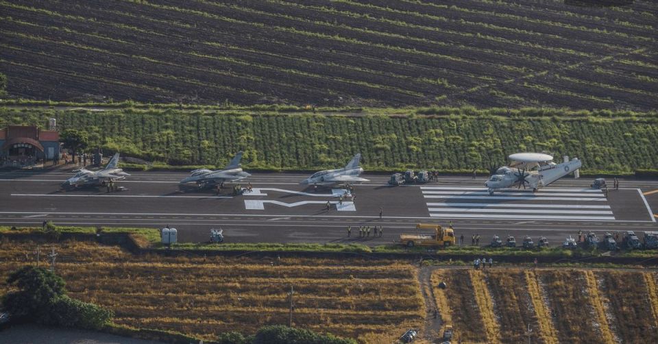 台湾花莲空军基地开始拓宽跑道, 顶得住几发东风快递?_腾讯新闻