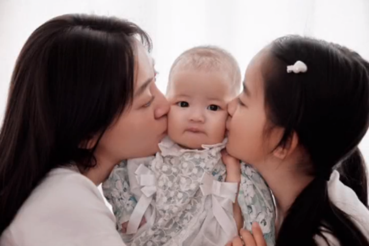 秦子越母亲节官宣二胎性别妹妹露正脸和姐姐一样都像爸爸聂远