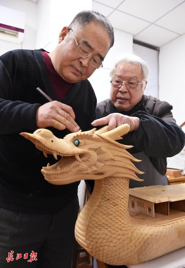 2月8日,"武汉木雕船模"国家级代表性传承人龙从发大师和"武汉木雕