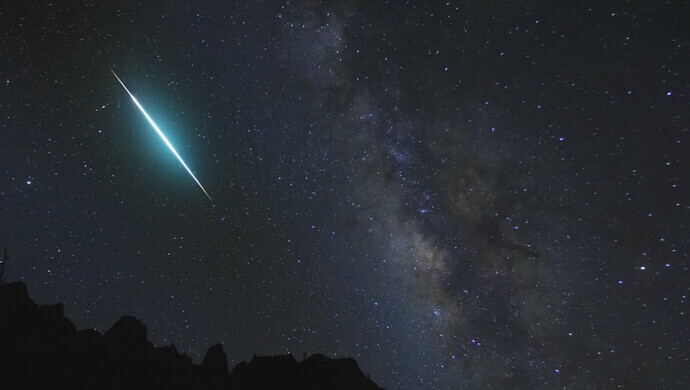 六问成都“火流星”：如何形成？为何是淡蓝色？会落到地上吗？天文科普学者详解_腾讯新闻