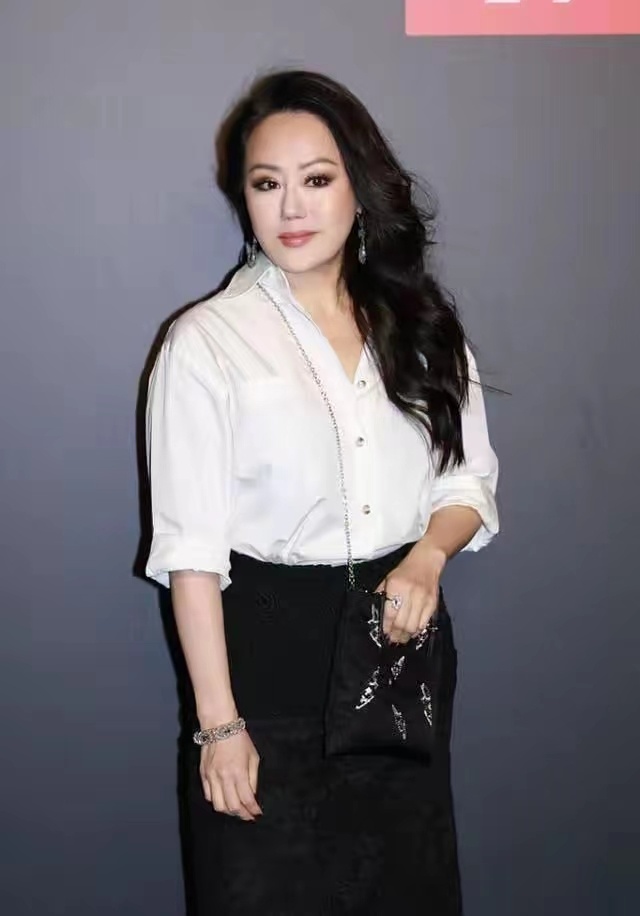 (一)穿简洁的纯色块衣服,增添高级感一,圆脸身材微胖的章小蕙,有哪些