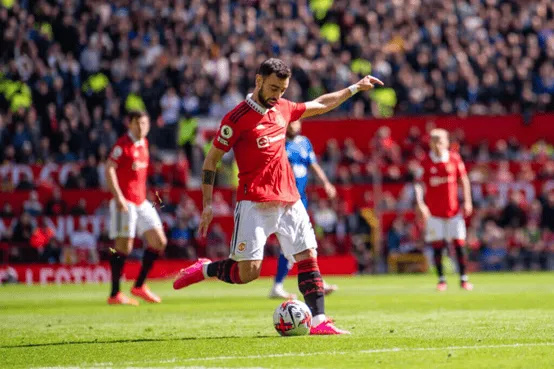 b费在"四分卫"打开胜利之门,滕哈格利用长传球破局