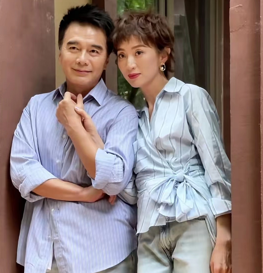 许亚军与4婚妻子罕秀恩爱,头发花白皱纹明显,差12岁被指像父女_腾讯