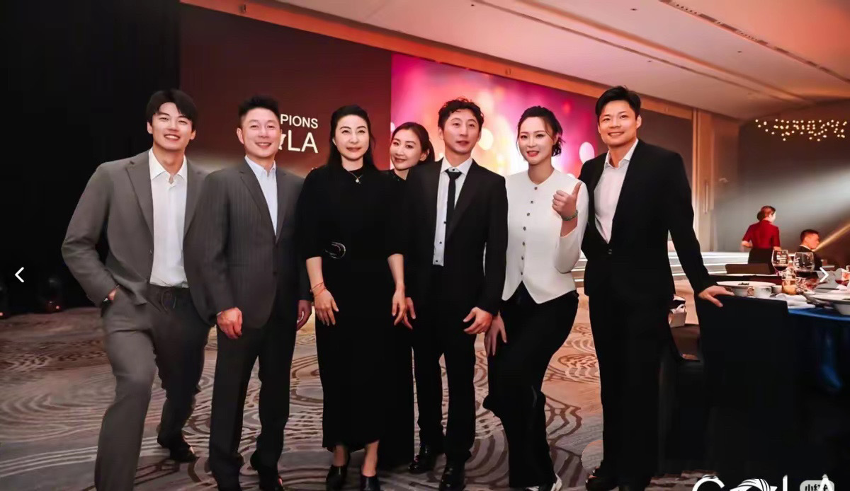 霍家辦體育基金晚宴，郭晶晶挨着李寧站C位，她穿黑色連衣裙很大氣 - 