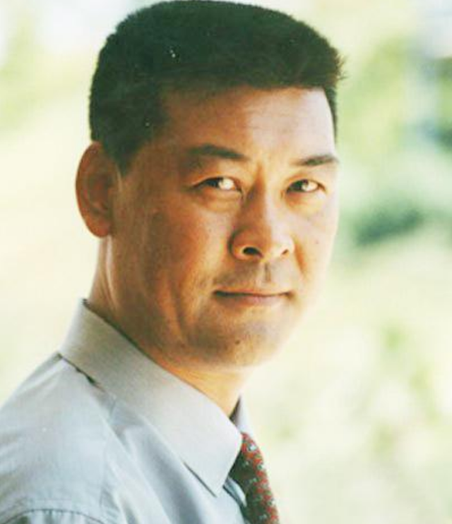 侯传杲身高178,形象好,演技好,为人豪爽大气,喜欢结交朋友,在圈内人缘