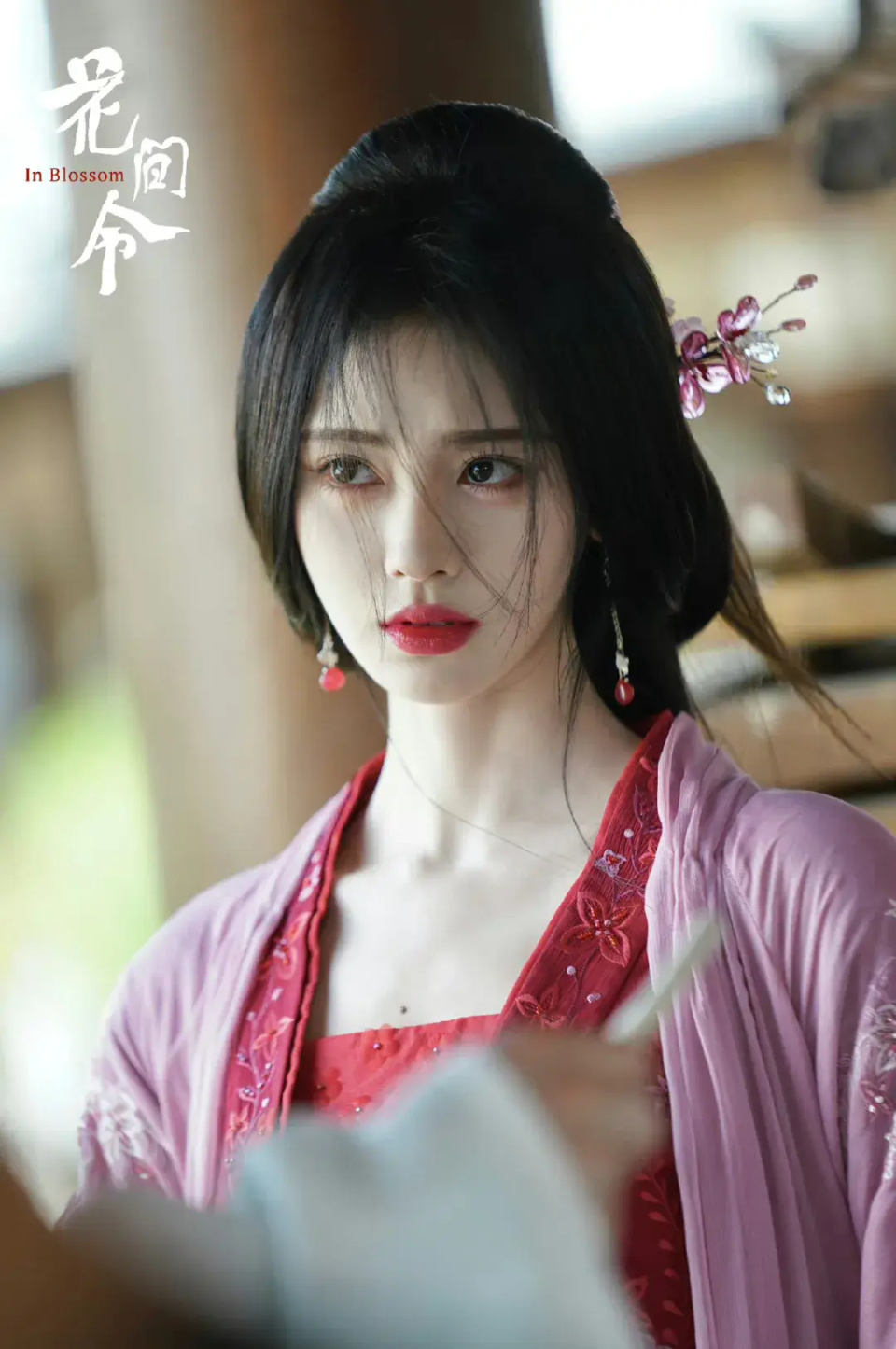 只要是鞠婧祎的戏,不管是现代还是古代永远都是韩式半永久,根根分明的