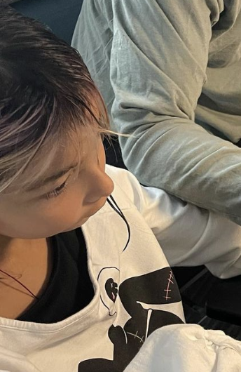 48岁吴彦祖为女儿涂指甲油跨年,9岁吴斐然鼻梁高挺,初具女神范儿_腾讯