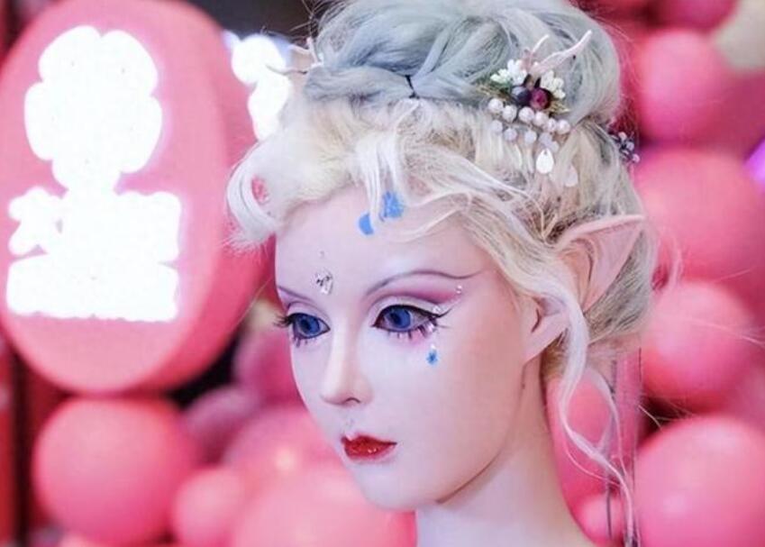 网红为流量频繁整容,用7年变成芭比娃娃,如今接受采访直言很后悔