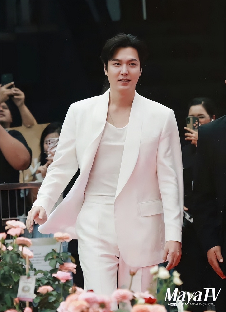 李敏镐最新生图不敢认!脸颊胖到像气球,疑似整容后遗症爆发_腾讯新闻