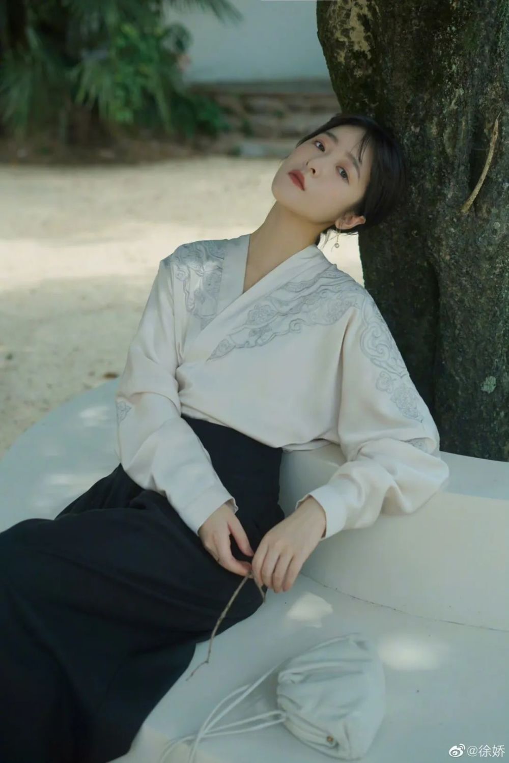 徐娇在美国穿汉服百迭裙参加毕业典礼,好骄傲,好自信!_腾讯新闻