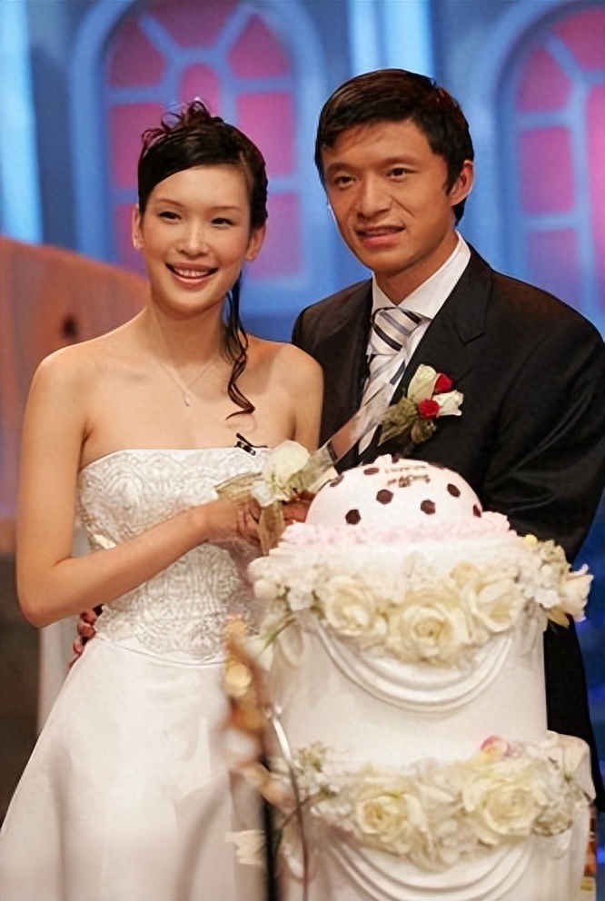48岁谢晖迎二胎女儿出院,俄超模老婆素颜仍貌美,儿女双全太幸福-腾讯