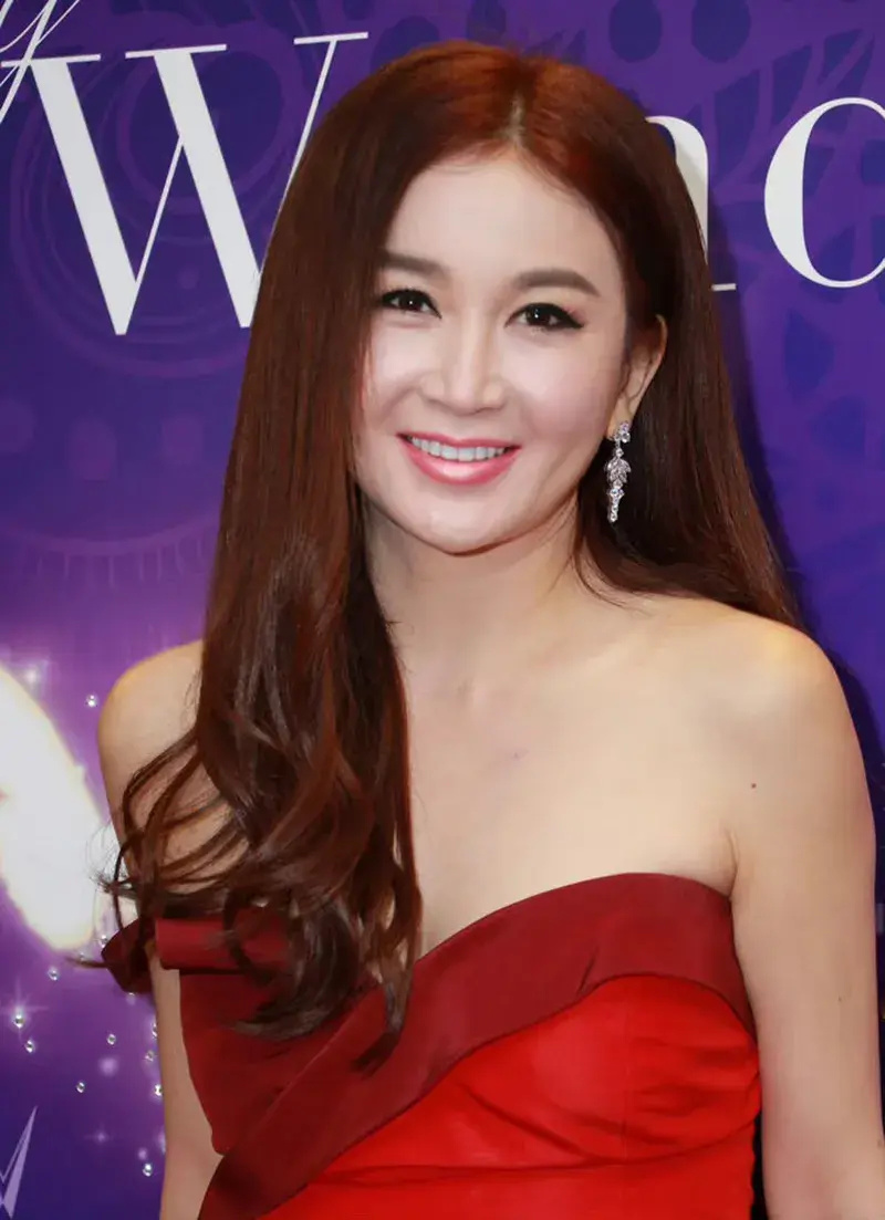 温碧霞头发突然着火!本人依旧淡定拍照,事后回应:仍心有余悸_腾讯新闻