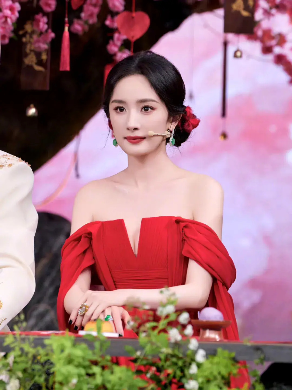也有网友表示,杨幂只是下嘴唇比上嘴唇薄,所以闭嘴的时候很像是在抿嘴