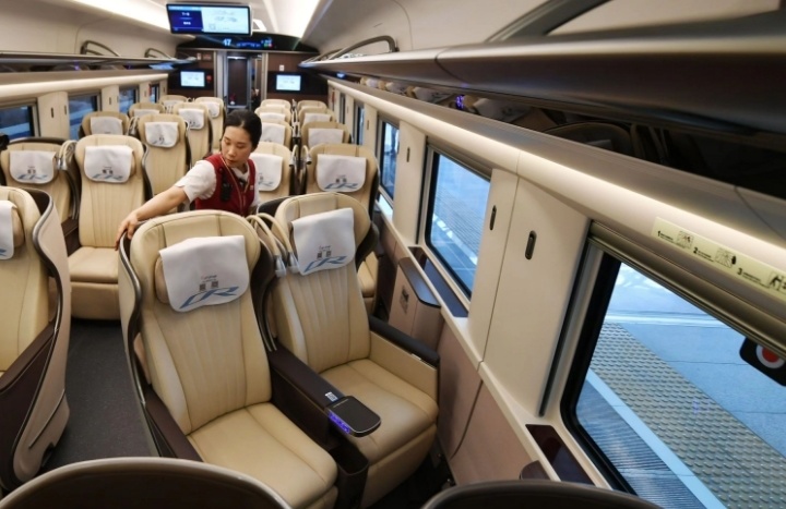 复兴号提升版列车今日上线京沪高铁 优选一等座啥样?记者探访